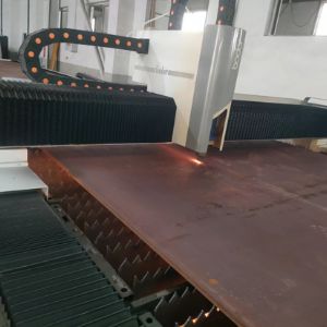 激光切割機加工作業(yè)圖